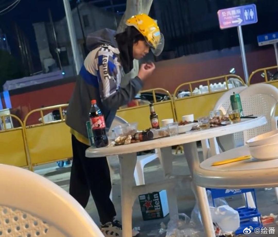 吃别人的剩菜的外卖员东西吃进去了，尊严却丢了，你支持这个行为吗？ 