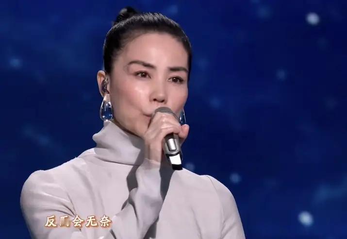 实话实说，菲姐春晚造型独特，眉毛独一无二，但皮肤光亮如同猪刚鬣，估计得罪化妆师了