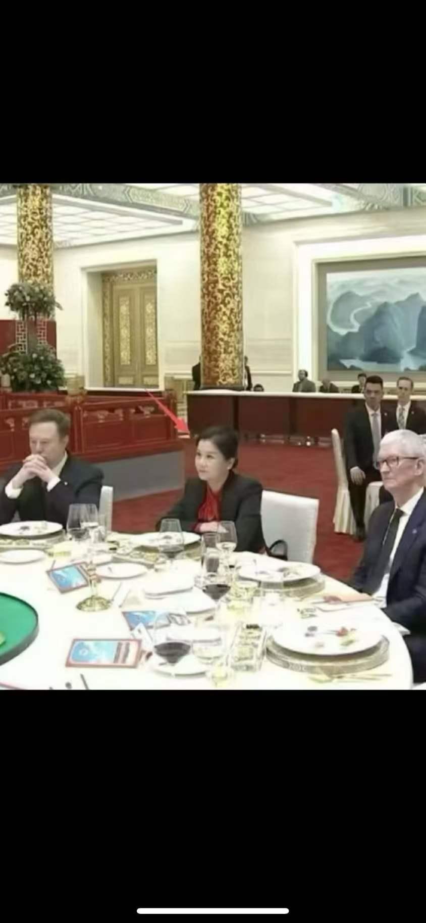 昨天的晚宴上，C位坐着一个大多数人没见过的湖南女人，她左边是库克,右边是马斯克。