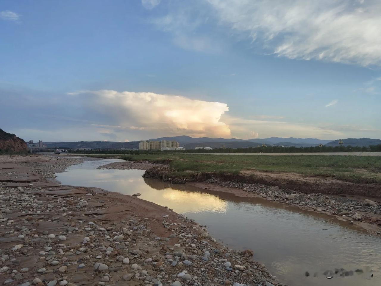 夏日傍晚的渭河

夏日傍晚，渭河边也不乏美景。一朵刚下过雨的亮黄云朵飘在翠屏山顶