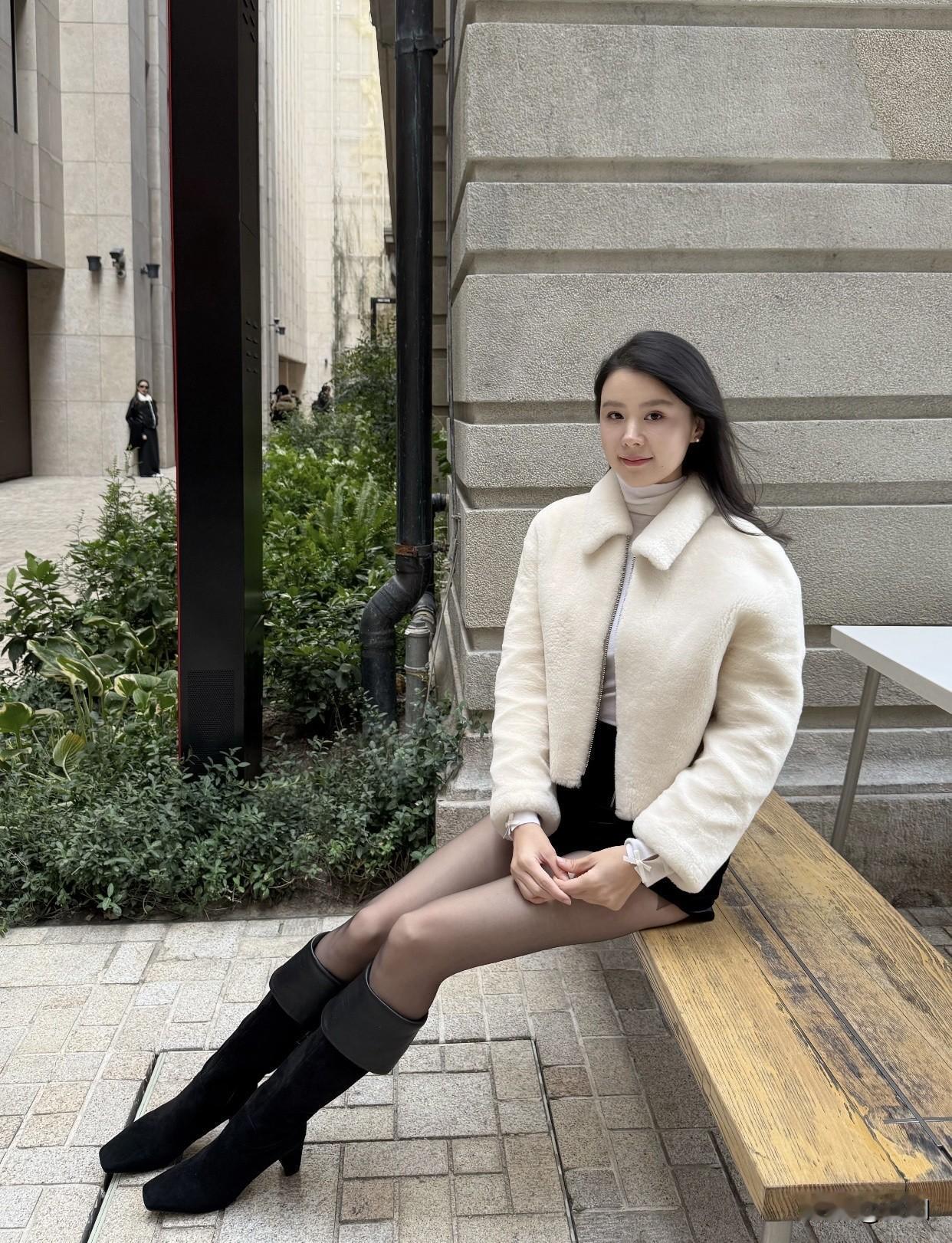 舒服又好看的穿搭有哪些优雅穿搭指南：米色外套+黑色短裤，尽显时尚气质！