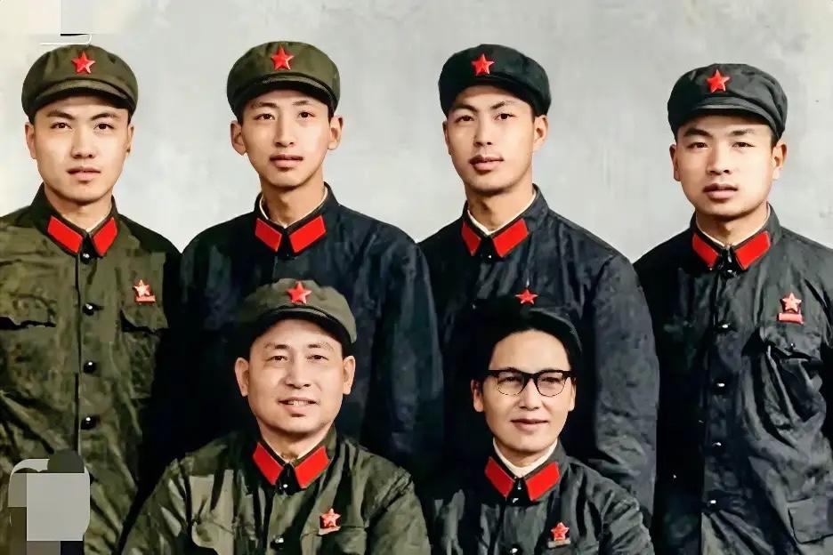 1960年，时任广州军区副司令员李天佑上将与夫人杜启远同四个儿子在广州时的合影