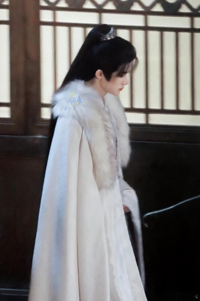 檀健次谢却山白衣大氅梦回相柳檀健次再现北海白樱 檀健次再现北海白樱，檀健次谢却山