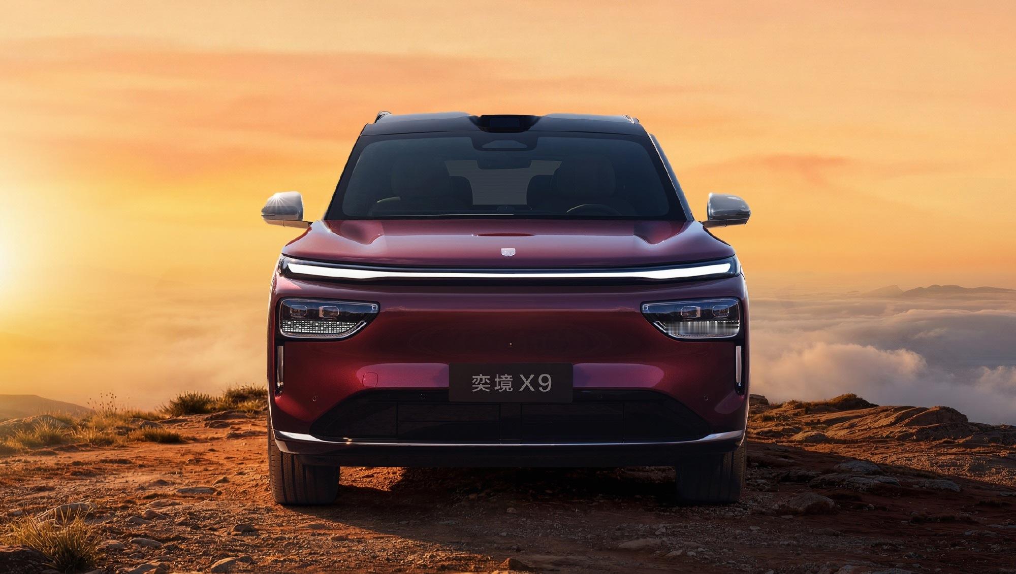 奕境X9前脸也官宣了，也有贯穿灯，但还有一个大眼睛，只不过大眼睛在贯穿灯下面