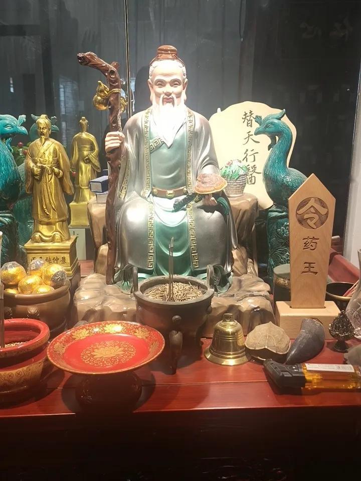 医道顺天，仁心良方。
智圣观妙堂，替天行医。
有缘者自有天助。