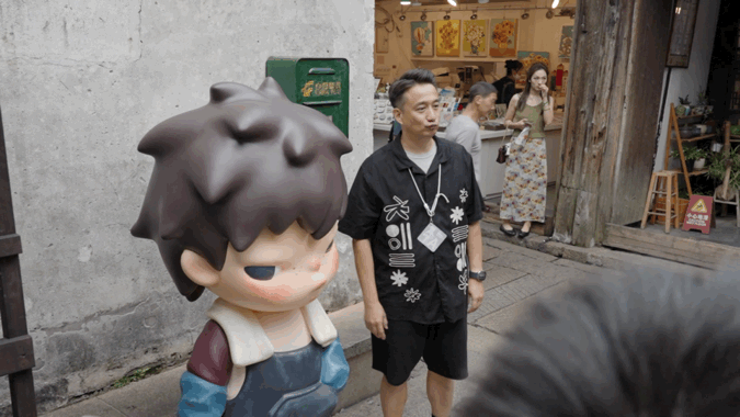 黄磊在乌镇遇到22年前的自己黄磊十几年乌镇戏剧节终于变身小手办 在乌镇戏剧节看到