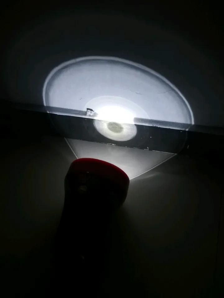 夜深人静，爱人已睡，交待屋里有蚊子🦟。正在全力抓捕中。
最终一只蚊子落网，顺利