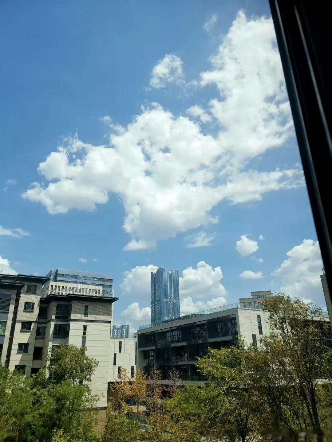 盖房子得讲究，记住这些规矩能保你家运昌隆：1. 房子后面别有高墙，阴影太多不吉利