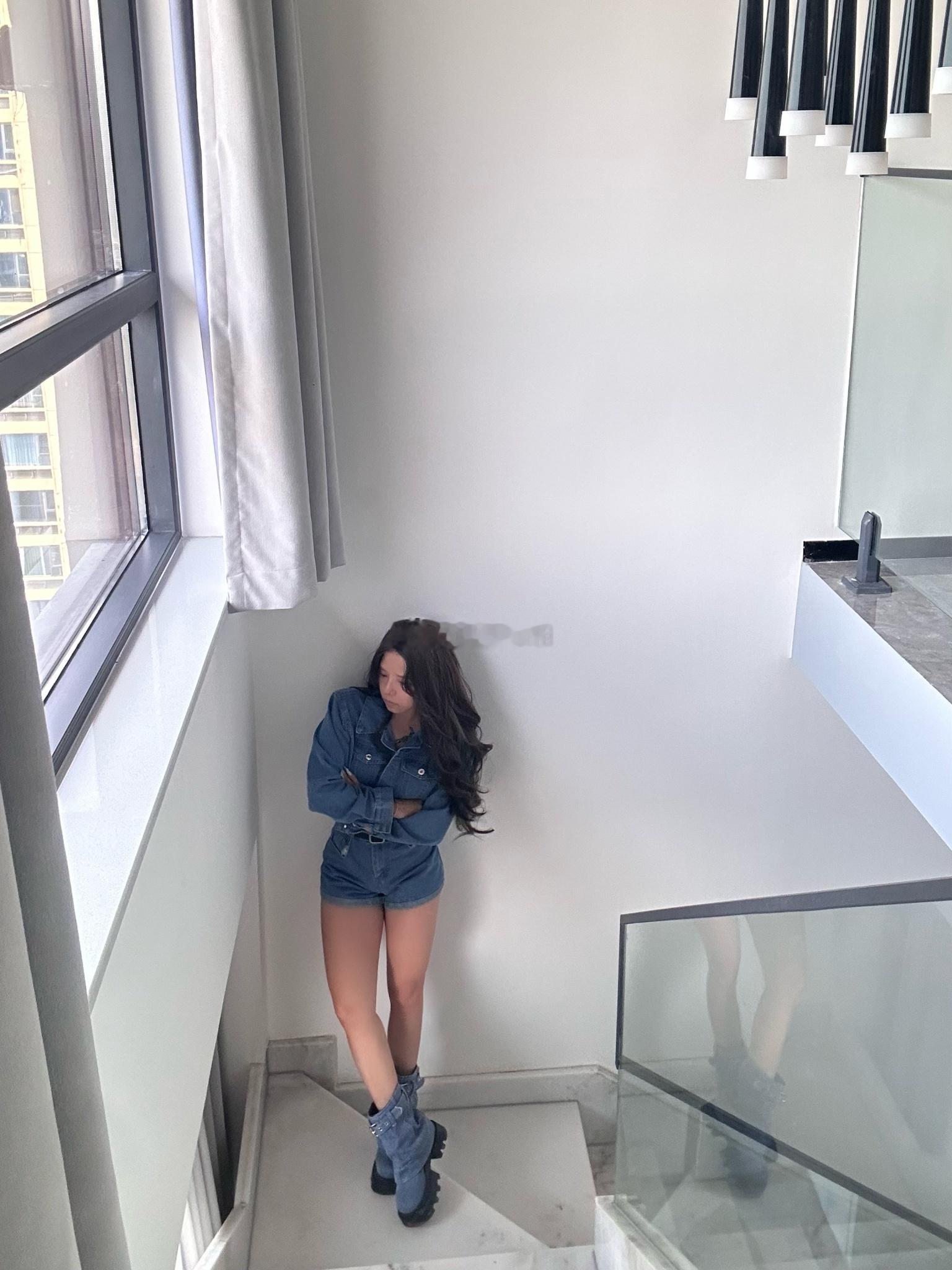 连体牛仔装，衣柜里面没有当然要安排上连体裤衣服搭配牛仔裤日常穿搭[超话]今日穿搭
