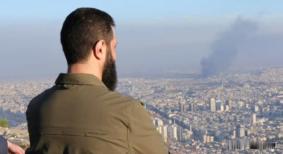 朱拉尼穿的外套，上面明显的有Source，几个字，以色列的战术装备制造商，这是不