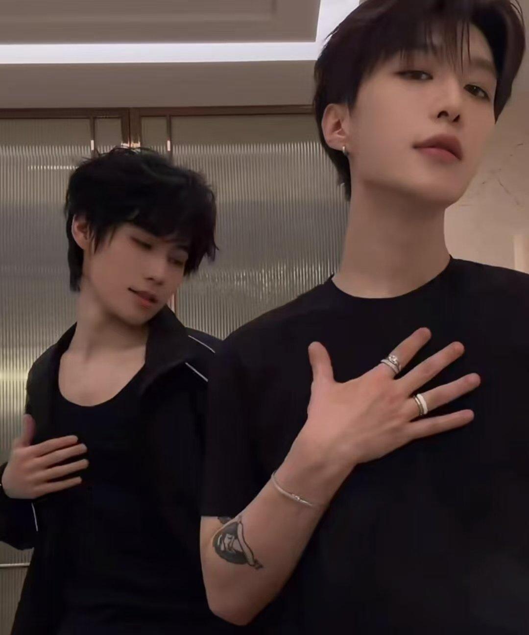 范丞丞躺地向张真源求饶奔跑吧 范丞丞躺在地上细数两人过往的样子，像极了被抓住之后