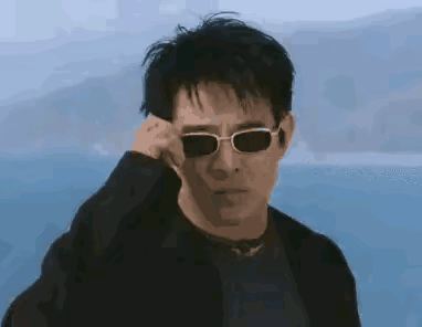 动作片中最能装，也装得最酷的，就是李连杰了。

虽然说这一段徒手跳楼肯定是吊威亚