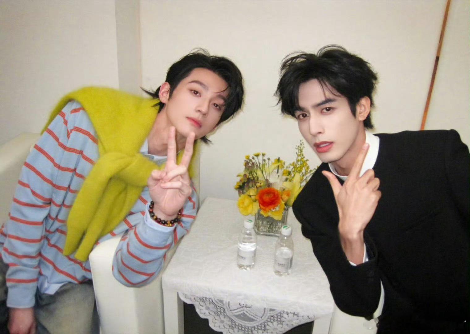 宋威龙赖伟明同框合照两张帅脸 