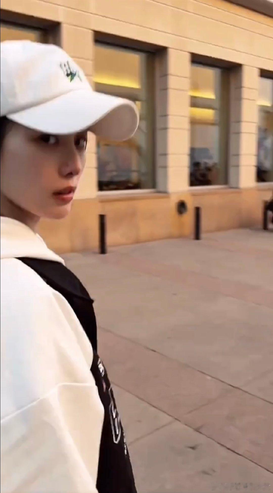 黄子韬给徐艺洋系鞋带 黄子韬的视频全是徐艺洋，他已经恨不得将“我爱徐艺洋”这几个