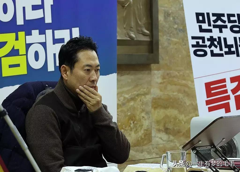 1月18日，绝食四天的韩国国民力量党党首张东赫坦言，身体严重透支，连维持清醒意识