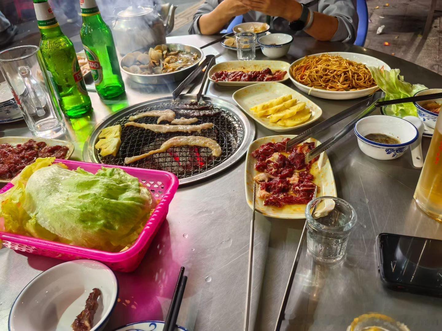 高明炭烤牛肉对面就是屠宰场牛肉非常的新鲜 