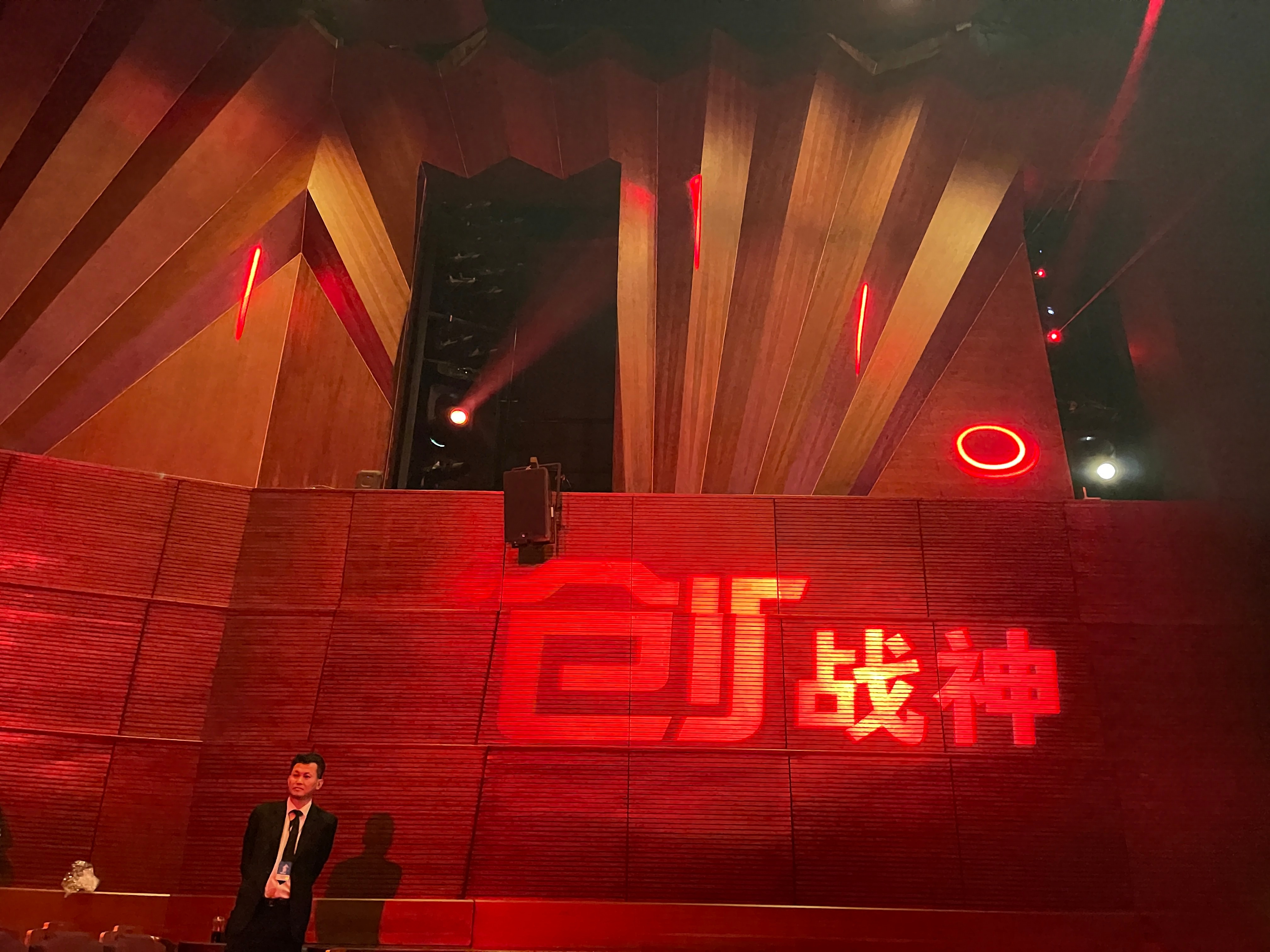 《创：战神》独家片段超前观影，这部影片也是继《电子世界争霸战》开创了赛博空间题材