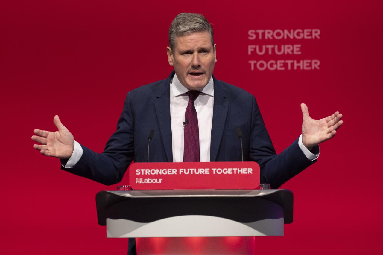 英国首相斯塔默带着60多个工商、文化界人士来中国访问，这是英国首相时隔8年再访华