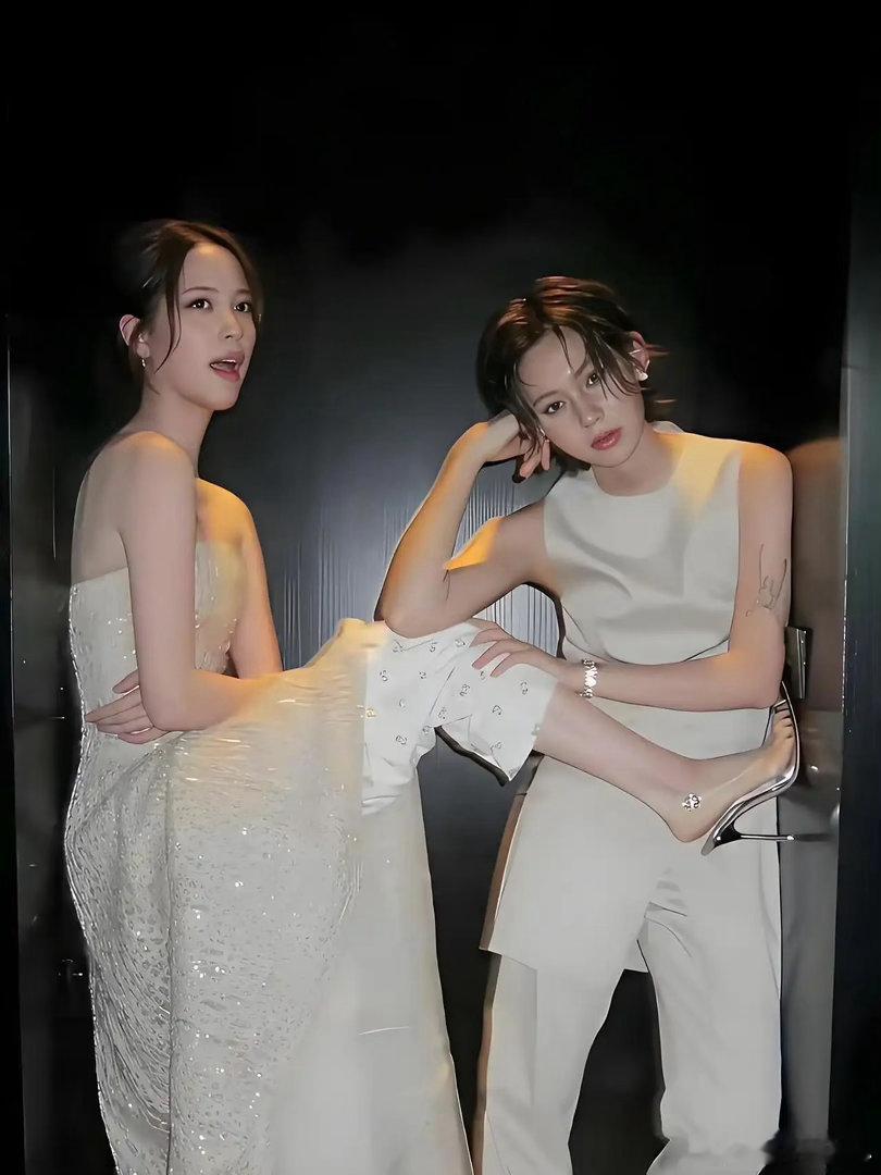 谁能认出这俩位女明星？ 