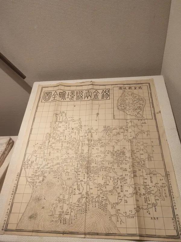 1718 年呈到康熙案头的《康熙皇舆全览图》很有看头。它由 47 块铜板拼成，比