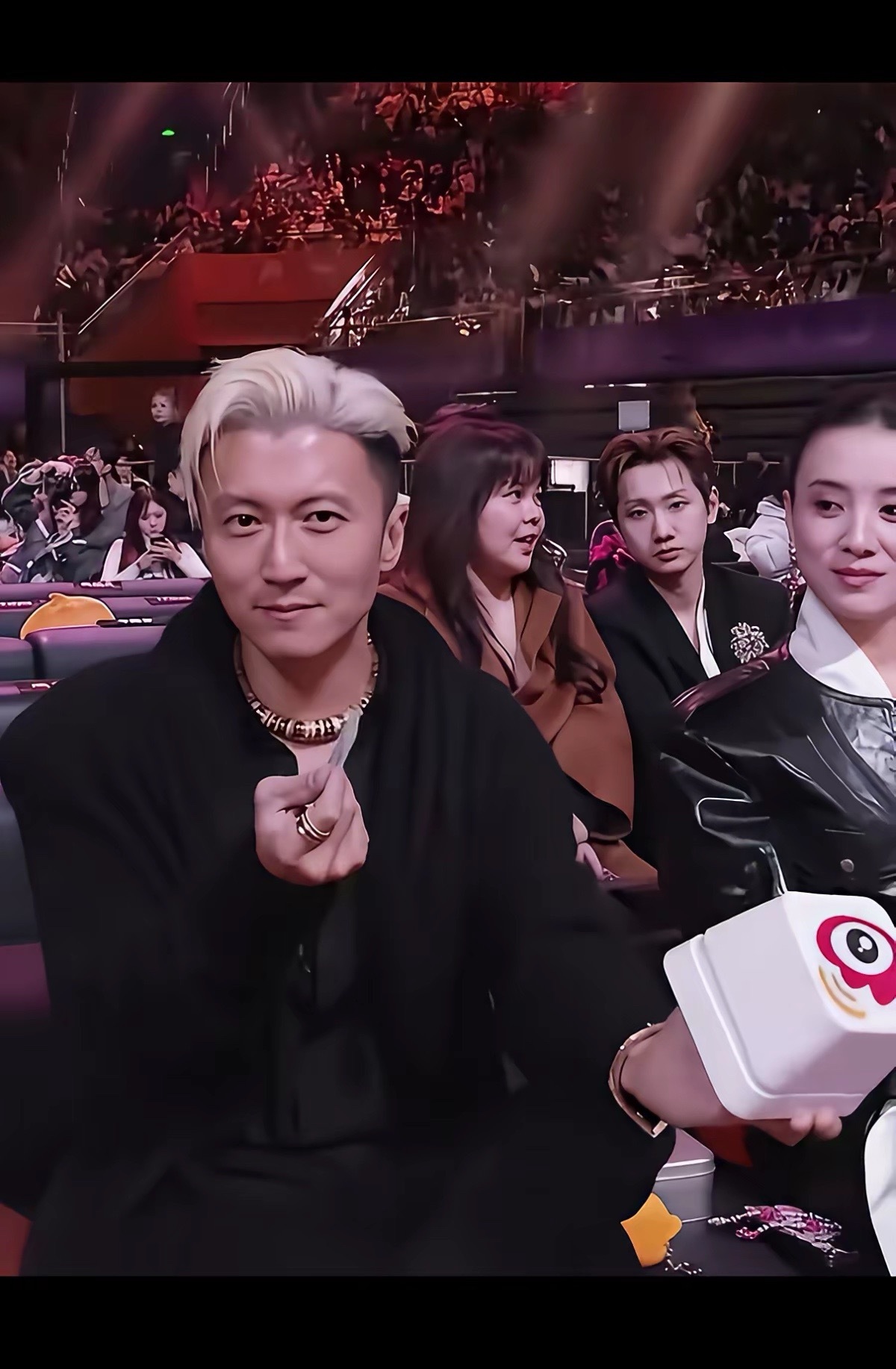 谢霆锋这发型太帅了，虽然多年不务正业去做了厨子，归来仍是顶流，仍然稳坐第一排！ 