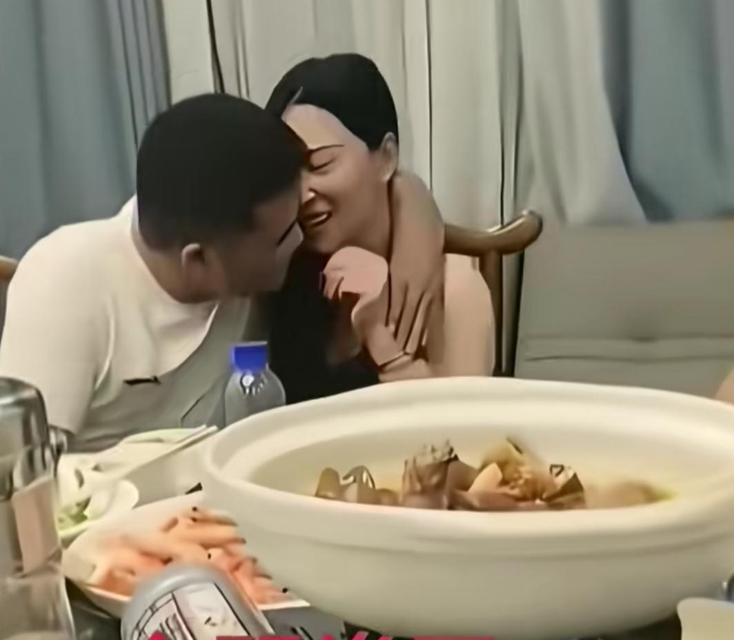 这段不忍直视的互啃视频登上热搜。他们的行为违背公序良俗，不过并未违法，和前段时间