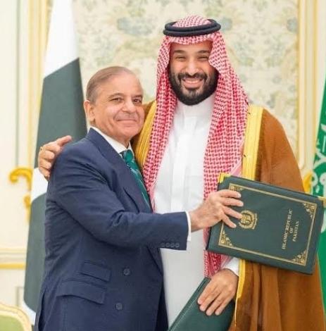 炸了！中东彻底变天了！
谁也没想到，沙特居然敢这么硬气——直接把自家的核心空军基