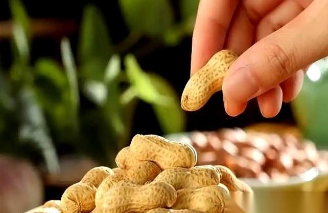 花生这东西，算是被彻底“点名”了。
很多人就觉得它不甜，不升糖，晚饭后抓一大把，