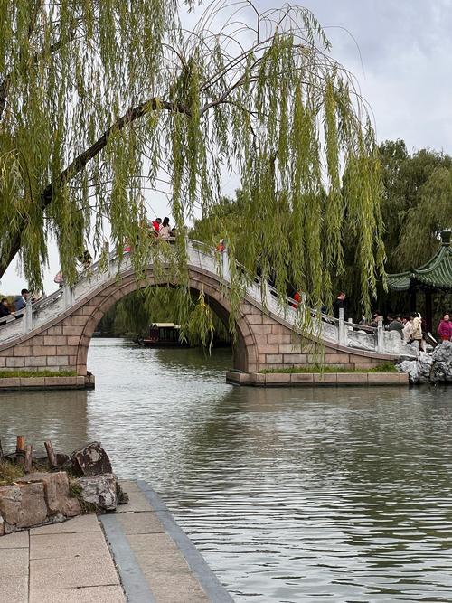 上联：湖桥还是当年月，
下联：山水总有此时景，
下联：塔影曾移昨夜钟。