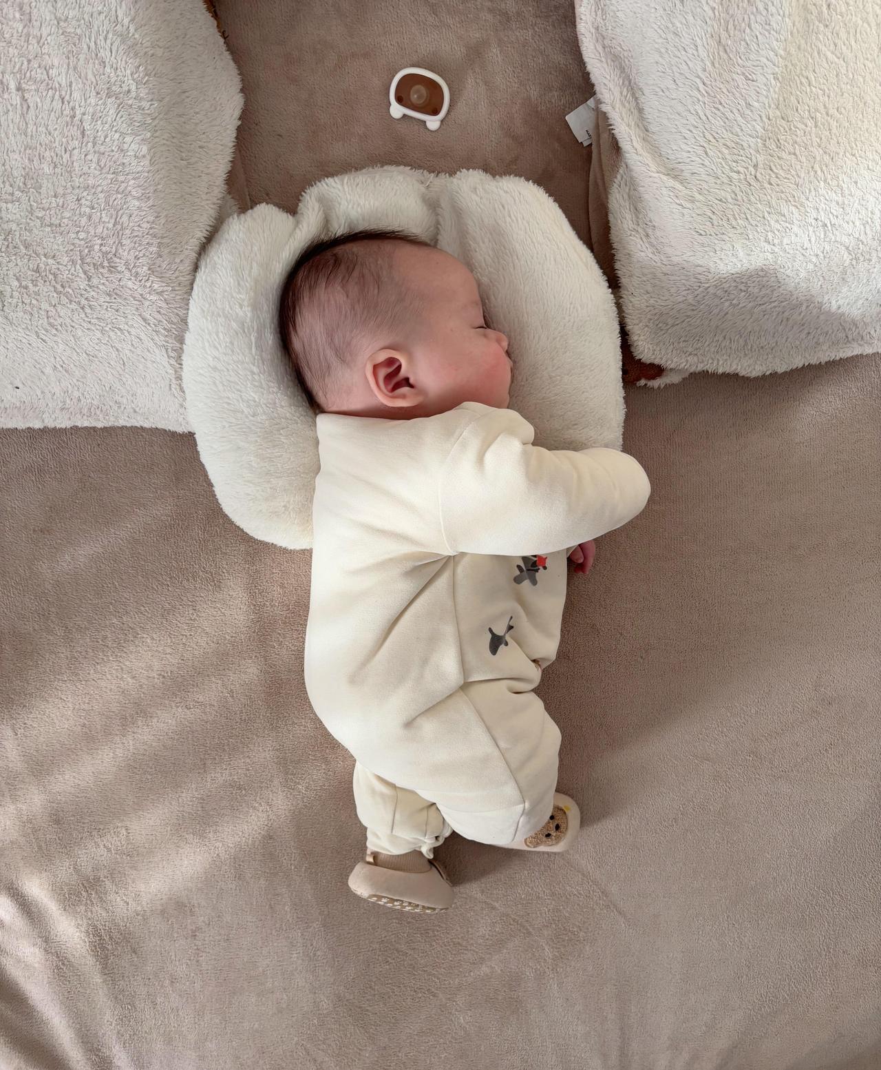 一觉醒来11掉了，宝宝还在睡。昨晚凌晨4点睡的，我先熬不住睡着了，醒来后发现小宝