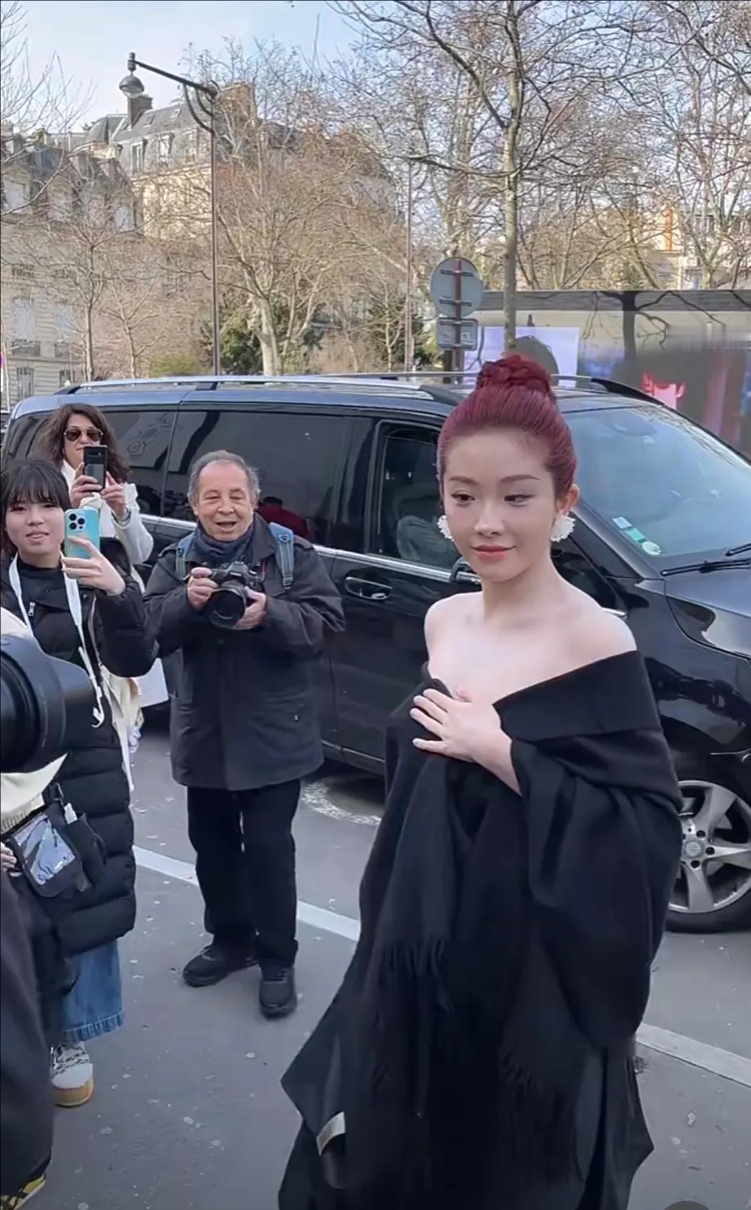 巴黎时装周喻言看秀造型，她好白呀，而且头骨脸型都好优越，成功驾驭这种考验脸型头型