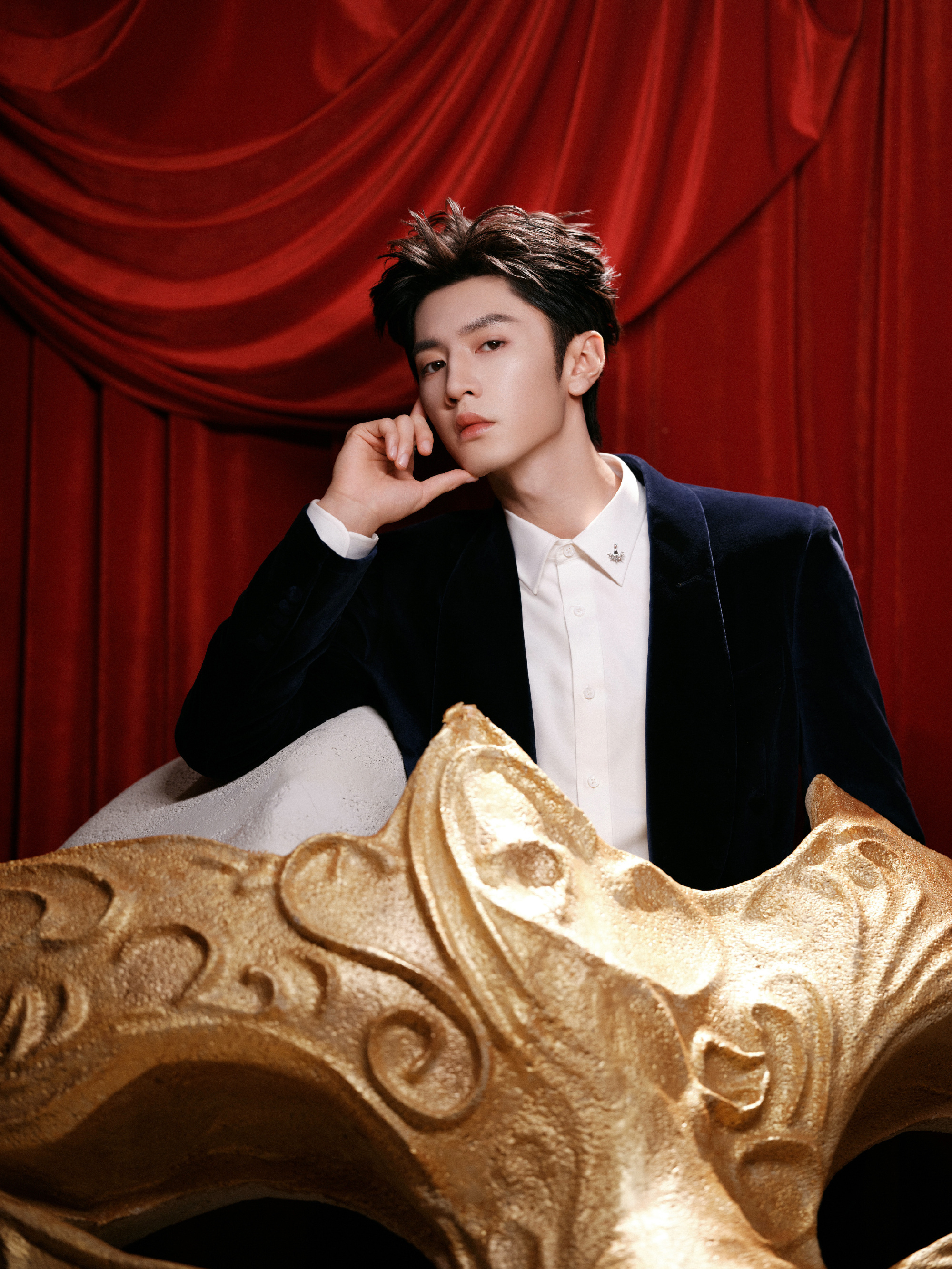 陈哲远今晚活动造型图，好帅气的王子！ 