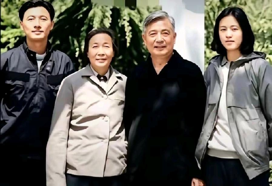 1980年代邓稼先的一张全家福，画面里是邓稼先、妻子许鹿希、儿子邓志平与儿媳彭洁