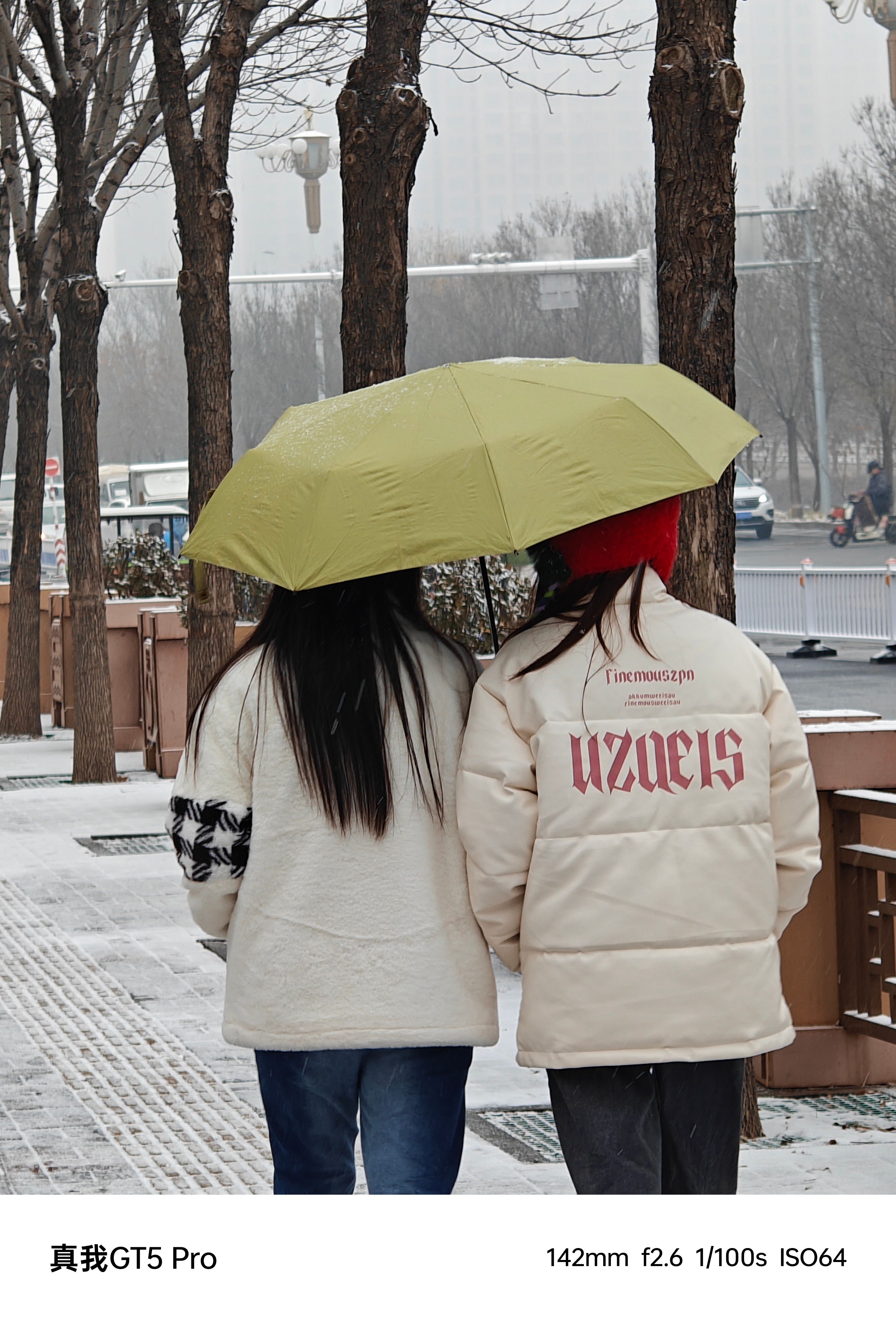 #下雪 打伞# 并不是光 南方朋友下雪打伞现在地面气温高，雪中混着雨，今天看见好