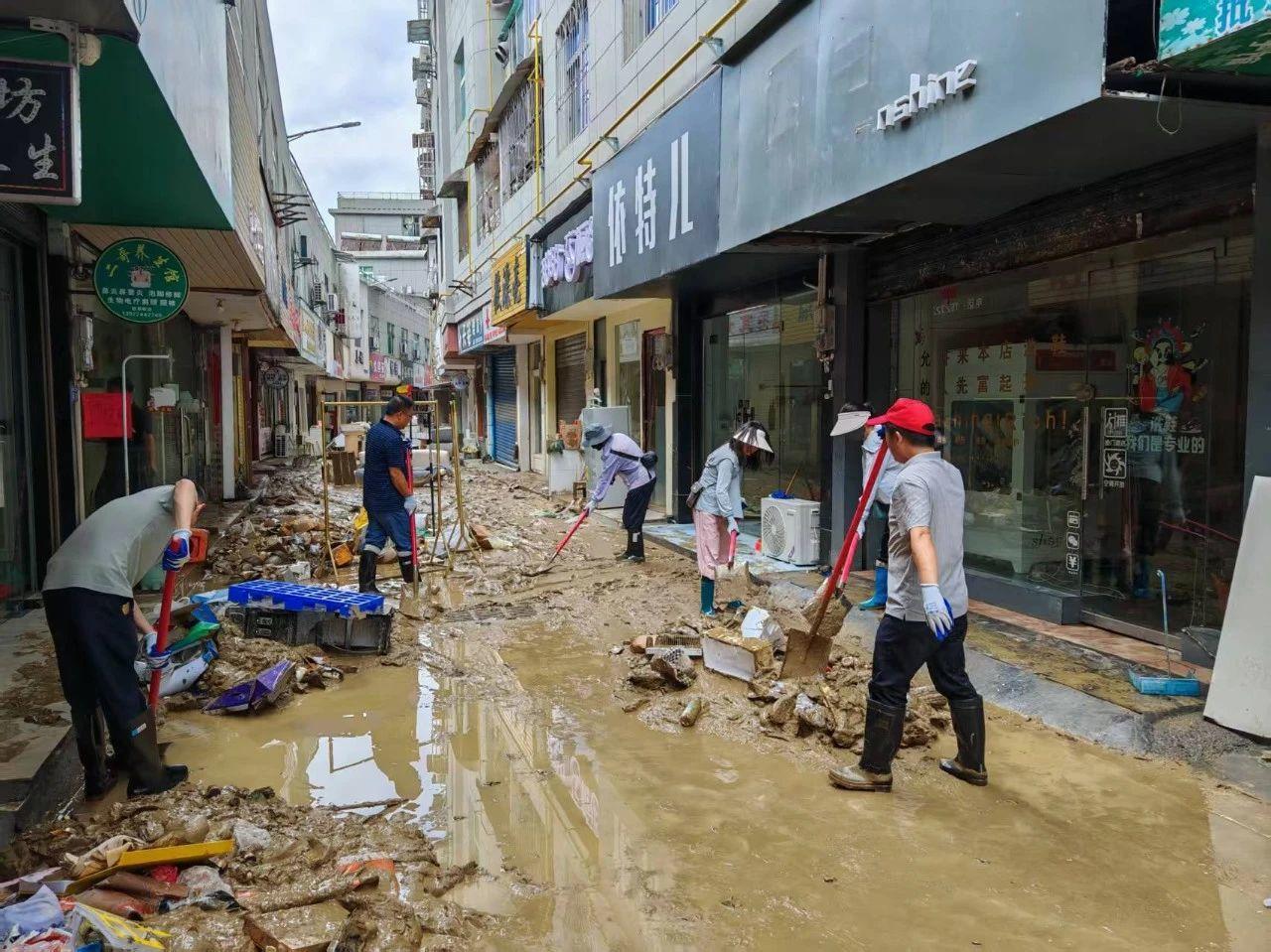 【#湖北咸丰暴雨一对夫妻触电身亡#】#亲属回应湖北咸丰暴雨一夫妻触电身亡#  7