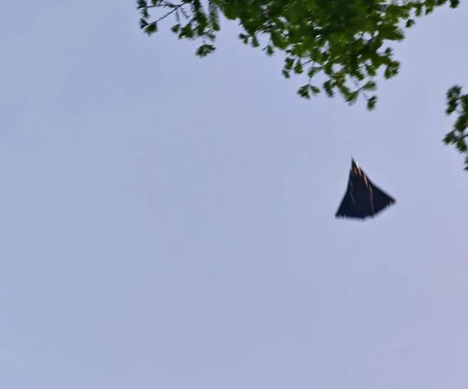 好家伙，还没服役就开始带着无人机出来溜达了，而且一次就带了两架！

看来，咱们的