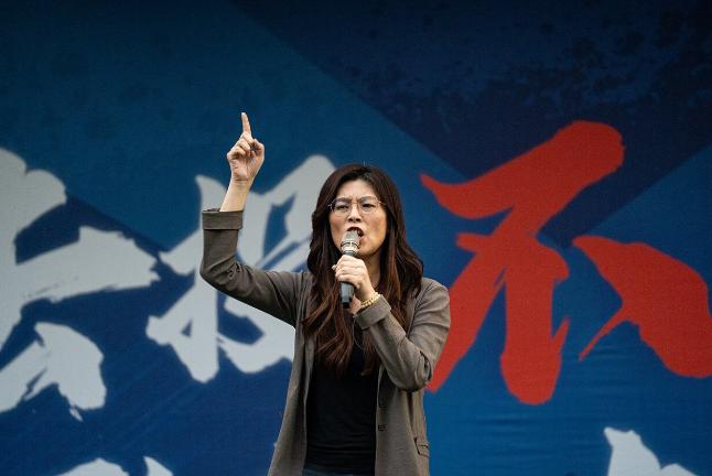 中日关系紧张，国民党有了新动向！国民党主席郑丽文送了高市早苗“十三个字”，直指“