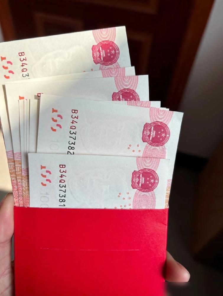 2400块对800块，公公把偏心摆在了台面上。

小叔子家三个孩子排成一排，领红