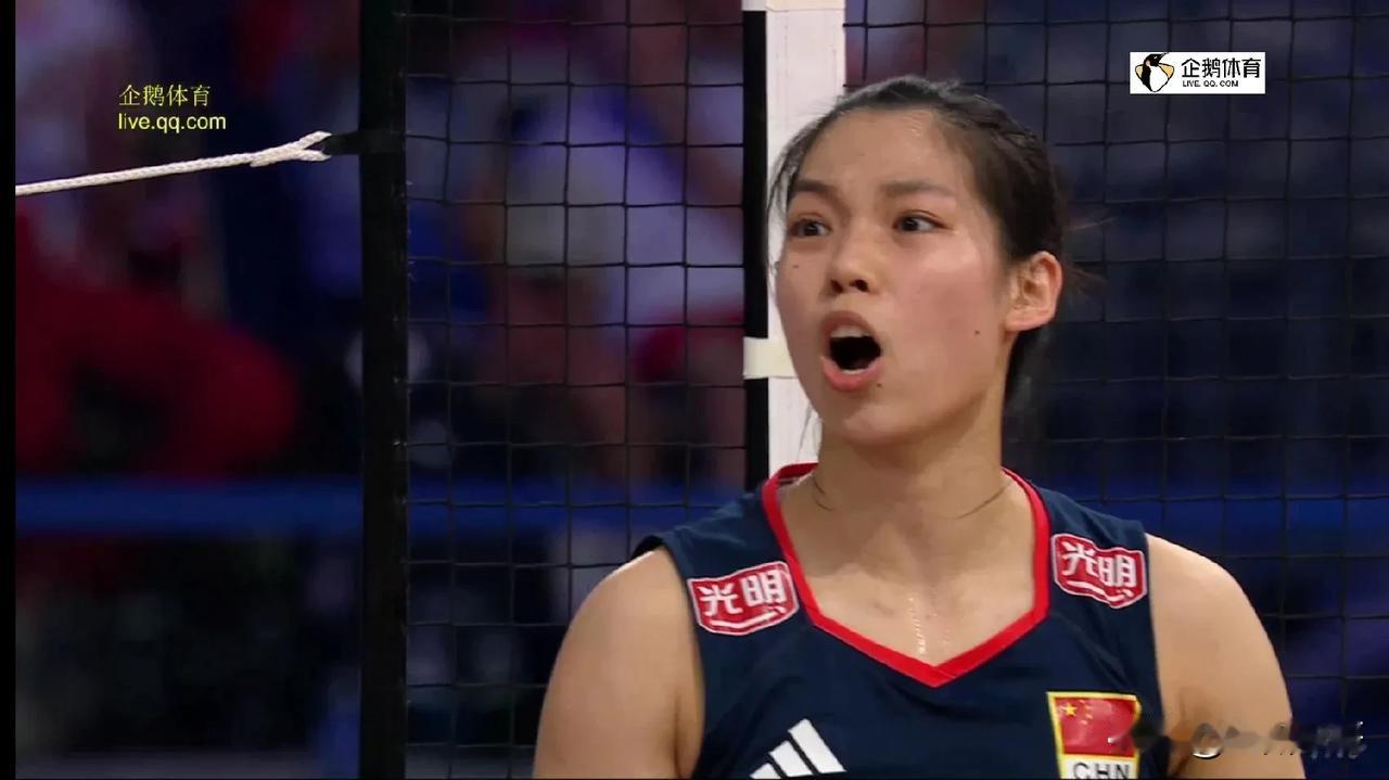 庄宇珊强发球轮，吴梦洁豪砍10分。中国女排25:17波兰女排，轻松拿下第一局。波
