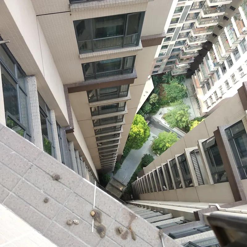 业主买房2年后得知，该幢楼发生过两起坠楼事件，认为中介有意隐瞒，要求退房。律师: