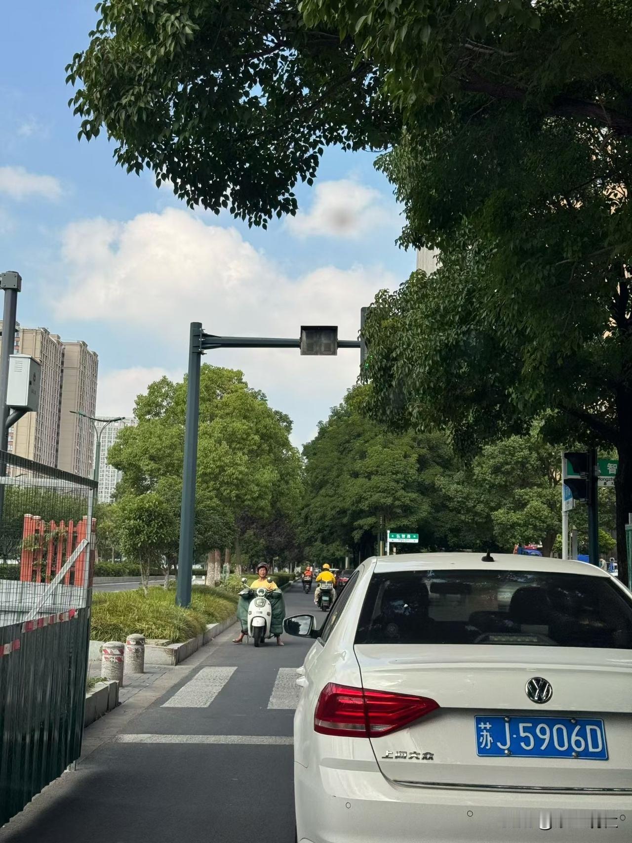 网友：这个红灯够隐蔽 ，坐标：新都路和弘智路路口。 也不知道这个信号灯有没有用，
