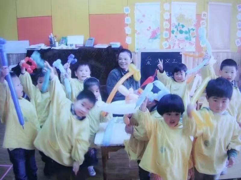 在照片里看到自己带着一群小朋友一起学做气球，真是既温馨又有趣的一刻！🏆📸