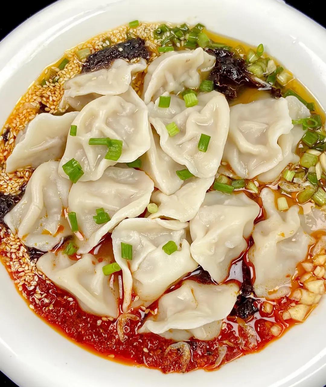 "吃饺子时老公的一句话，让我当场愣住！"

晚上煮了盘白菜猪肉馅饺子，正吃着呢，