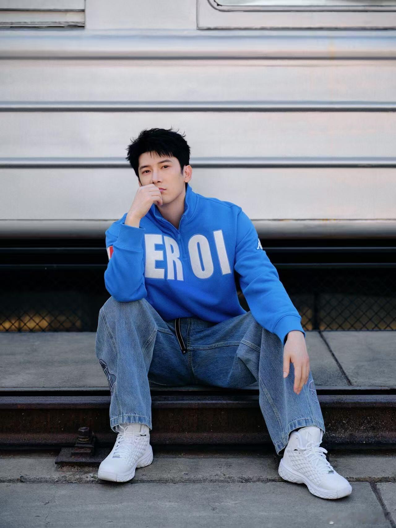 刘芮麟新手奶爸的一天 新手奶爸刘芮麟的一天，像一场温暖的“闯关游戏”，每一次解决