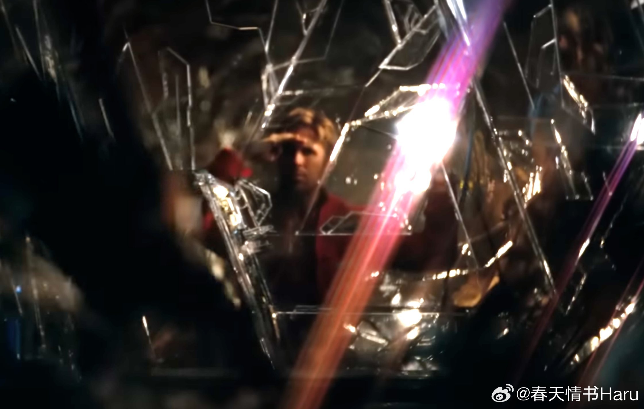 《挽救计划》中贯穿全片的多彩眩光（没找到高清图），其实是摄影指导格雷格·弗雷瑟在