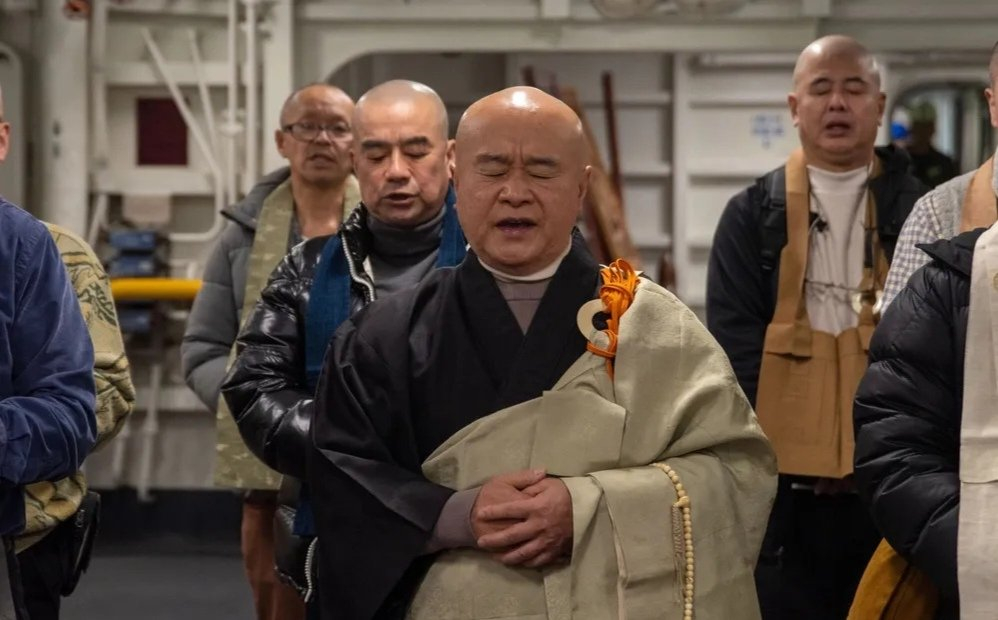 真是奇特葩了，里根号航母(CVN-76)居然请了个小本子和尚上去念经，这是请大师