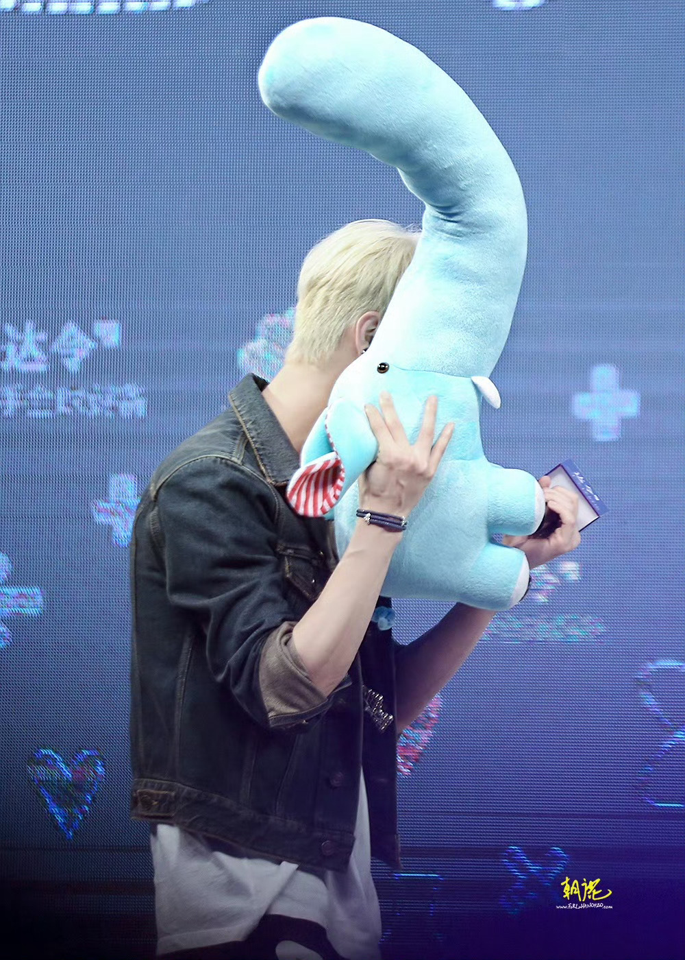 鹿晗  一害羞就挡脸 好可爱啊🥰🥰🥰 