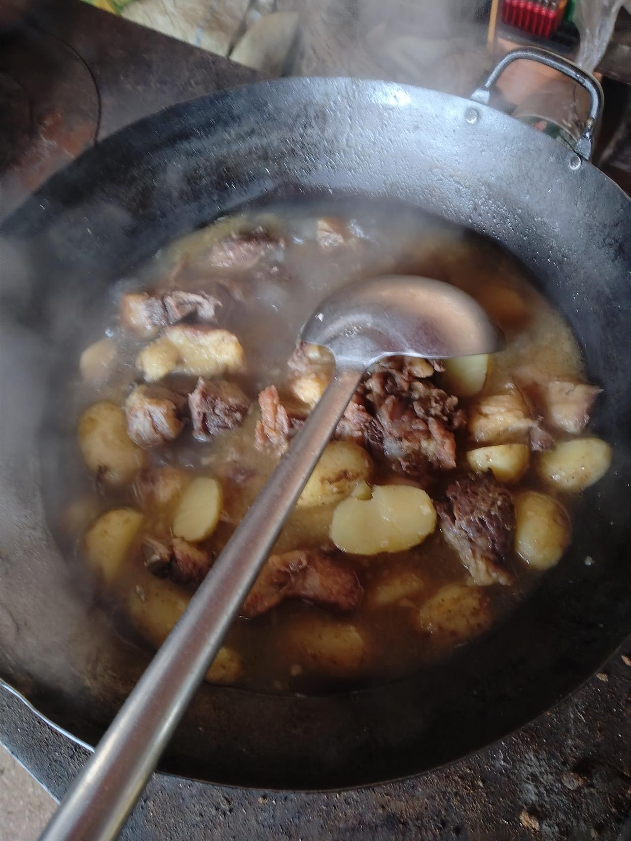 今天煮了牛肉炖土豆，结果这牛肉和土豆都煮不烂，简直是绝配了。估计这土豆季节不对，