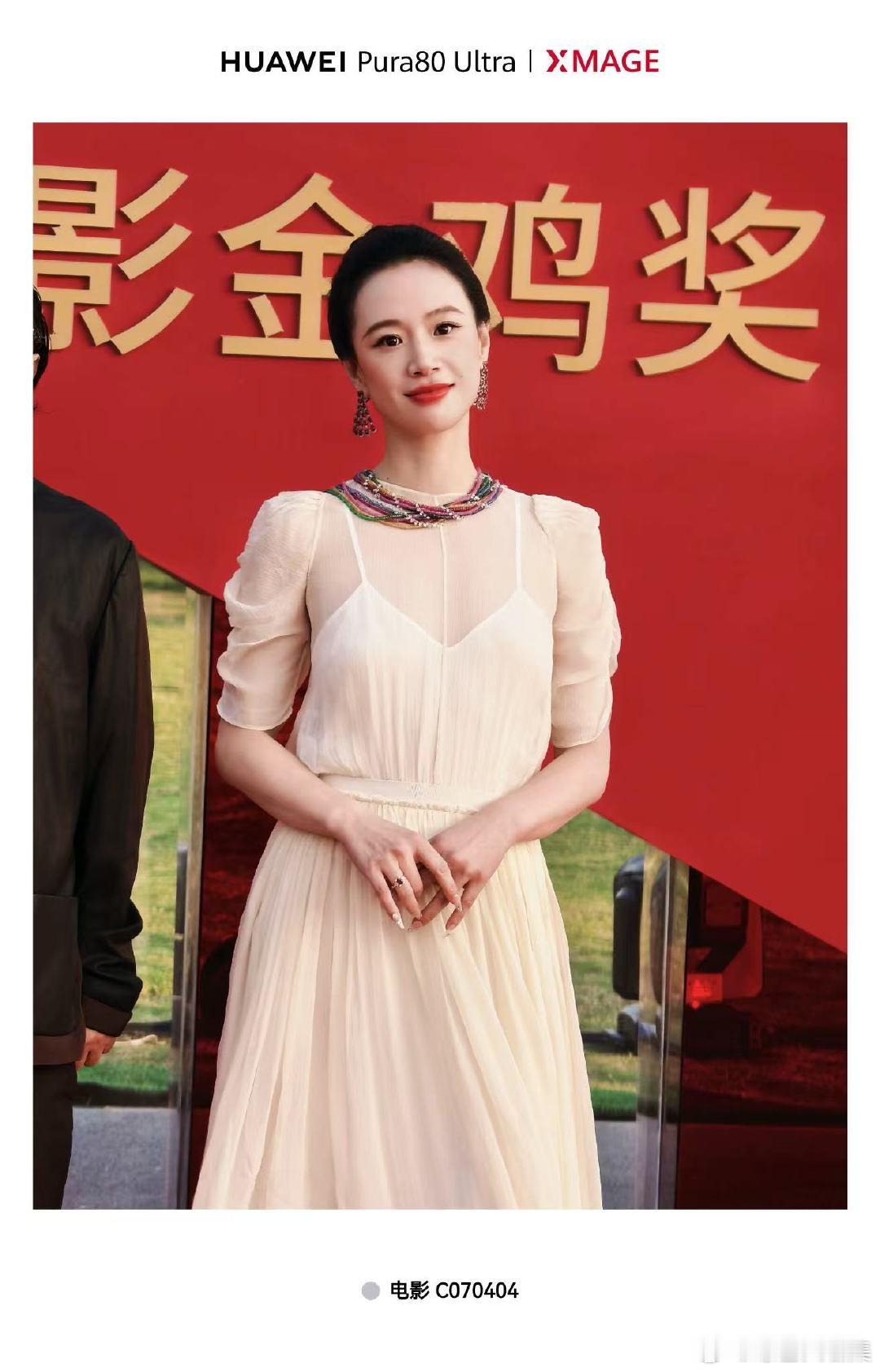 今日红毯之上，星光如织。镜头悄然拉近，不仅记录下华服的剪裁，更刻下了他们对电影的