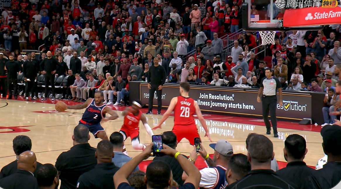 快船火箭这最后干啥呢双方真的互相给机会小卡这下又被吹了进攻犯规，巴图姆又踩线罚球